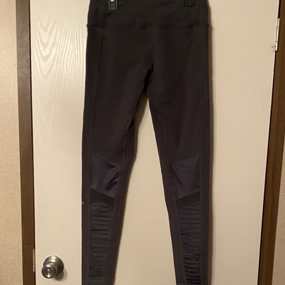 ALO Yoga Charcoal Leggings - Picture 4 of 7